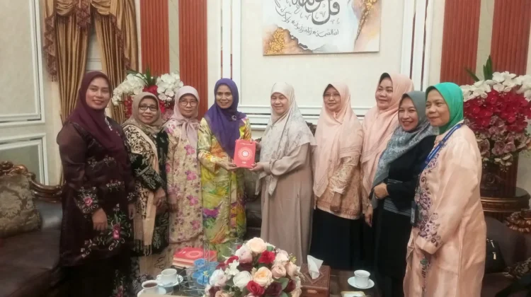Bundo Kanduang DKI Jakarta Serahkan Wakaf 6.000 Kitab Al-Qur'an untuk Ranah Minang