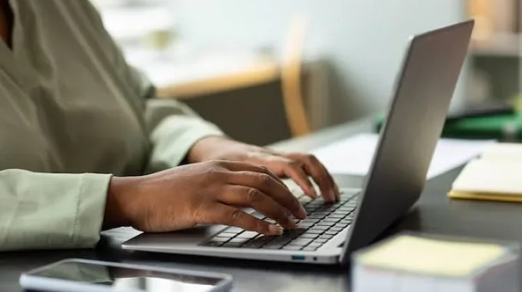 Jangan Cuma Tulis  " Hai " saat Chat Kerja Profesional