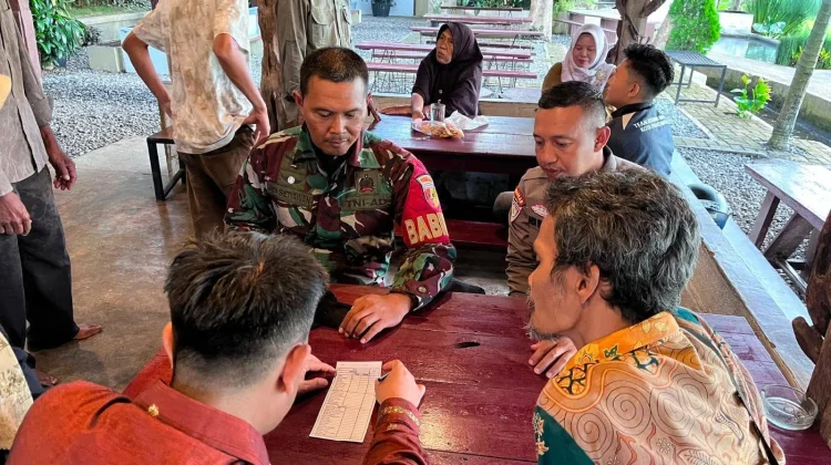 Babinsa Bhabinkamtibmas Halaban Ajak Warga Jaga Kamtibmas