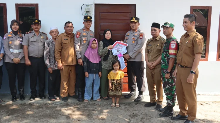 Kapolres Pasbar Serahkan Kunci Program Bedah Rumah pada Nenek Kartini