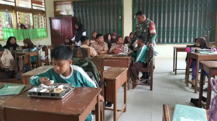 Babinsa Guguak Dukung Makan Bergizi Gratis Siswa