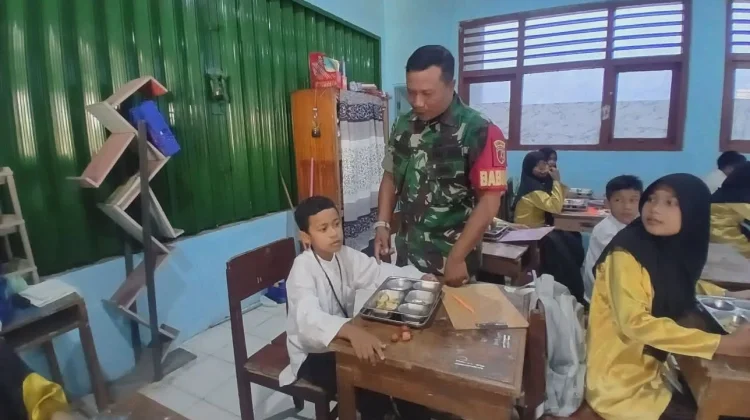 Senyum Pelajar Warnai Makan Bergizi Guguak