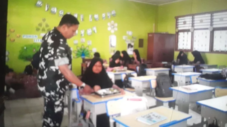 Babinsa Guguak Dampingi Program Makan Bergizi