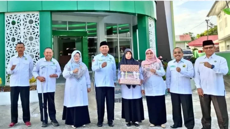 Apel Pagi Kemenag Warnai Penyerahan Purnabakti