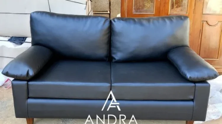 Bahaya Posisi Duduk Merosot di Sofa Empuk