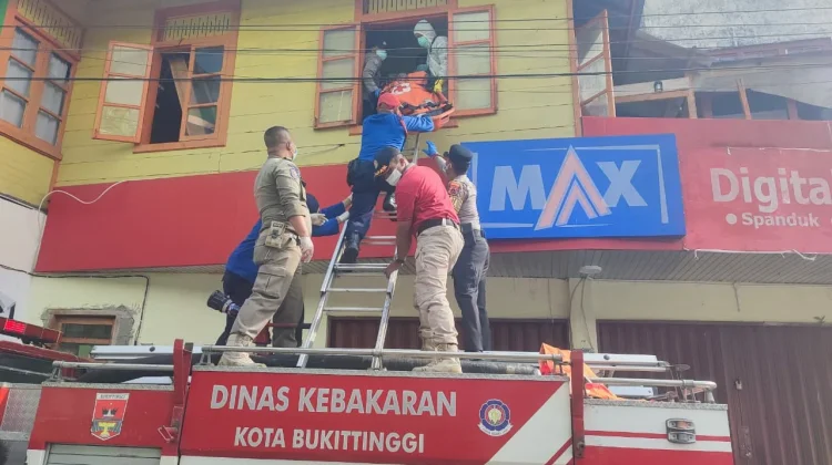 Ditemukan Tewas di Lantai Dua Rumah, Jenazah Lansia Dievakuasi lewat Jendela