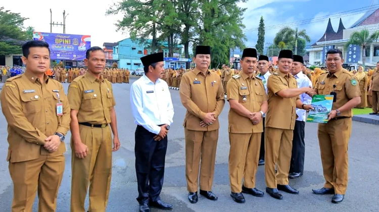 Pemkab Pasaman Lepas Haryadi ke Kementerian, Bupati Serahkan SK Mutasi