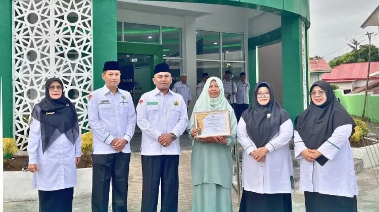 Kankemenag Padang Panjang Lepas Purnabakti Guru Diniyyah Puteri
