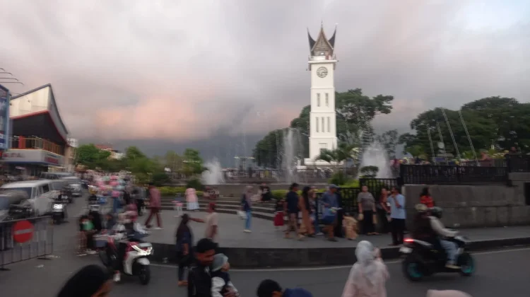 Selama Liburan, Jam Gadang Dipadati Wisatawan