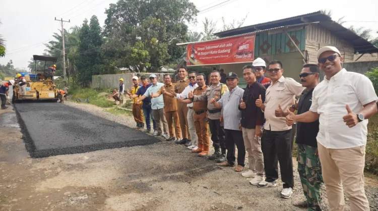 Jalan Poros Koto Gadang Dharmasraya Resmi Diaspal Kembali