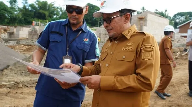 Tinjau Pembangunan Huntap, Bupati Eka Putra: Kontraktor Butuh 70 Tenaga Kerja