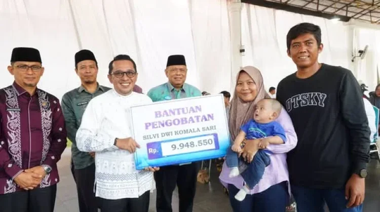 Bupati Tanah Datar Salurkan Bansos Rp245,3 Juta untuk 47 Pasien Rumah Sakit