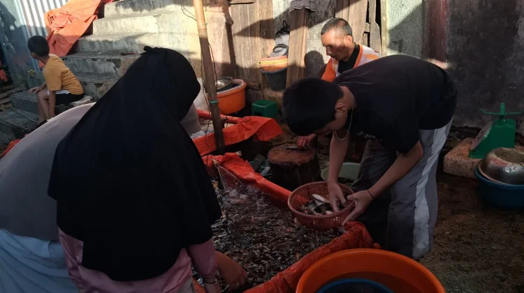 Aktivitas Jual Beli Ikan Hidup Ramai di Pasar