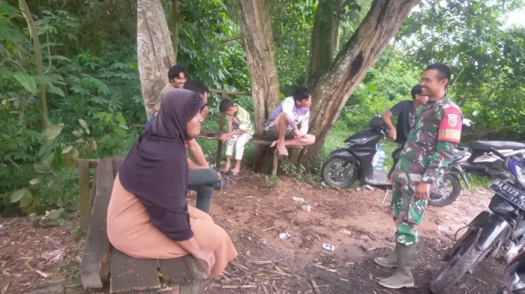 Babinsa Koramil 05/Harau Pererat Silaturahmi dengan Warga melalui Komsos di Nagar