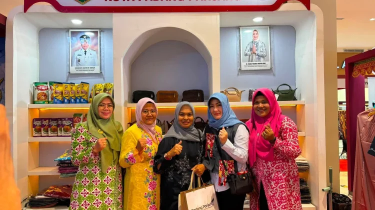 Produk UMKM Padang Panjang Banjir Peminat di Pameran Dekranas