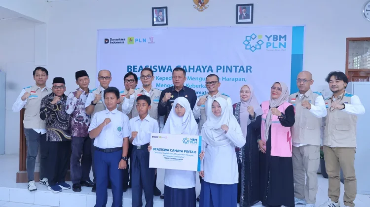 Salurkan Zakat Karyawan YBM PLN UIP3B Sumatera Sasar 88 Pelajar