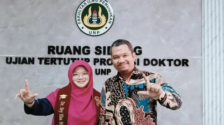 Sry Eka Handayani Banggakan Bukittinggi, Kepsek SDN Raih Doktor Pertama