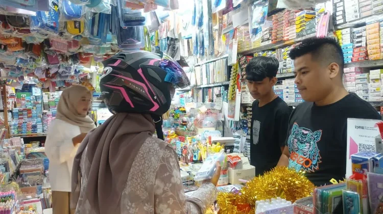 Tahun Ajaran Baru, Pedagang Pasar Pusat Padang Panjang Kebanjiran Pembeli