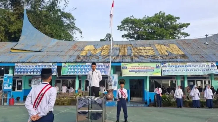 Upacara Perdana Tandai Mulai PBM di MTsN Padang Panjang