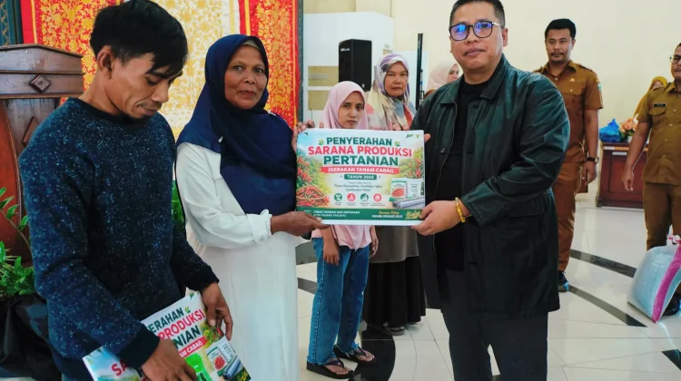 Wako Hendri Serahkan Bantuan Saprodi Cabai Rp240 Juta ke Petani