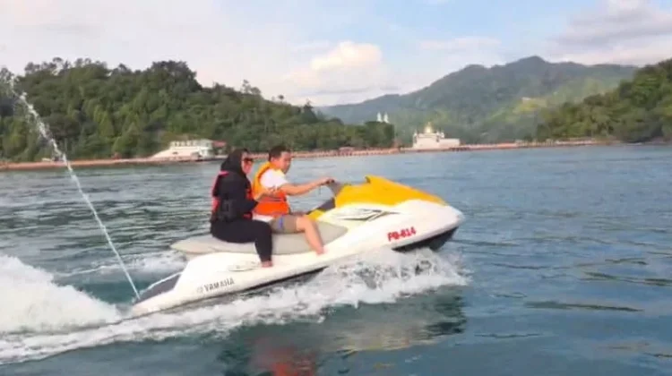 Sekjen DPP PKPS Nikmati Sensasi Jet Ski Pantai Carocok