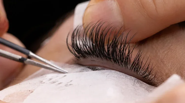 Risiko Kesehatan akibat Penggunaan Eyelash Extension Berlebihan