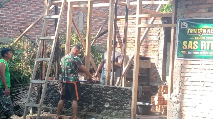 Satgas TMMD ke 129 Kodim 0304/Agam Kebut Rehabilitasi RTLH Milik Pendri