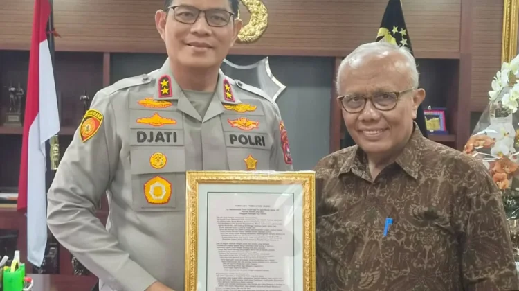 Bertemu Kapolda Sumbar, Zaitul Ikhlas Serahkan Puisi & Ide Besar untuk Ranah Minang
