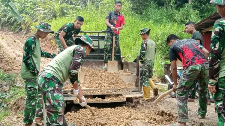 Satgas TMMD Ke-129 Lansir Material ke Titik Nol Pembangunan di Palupuh