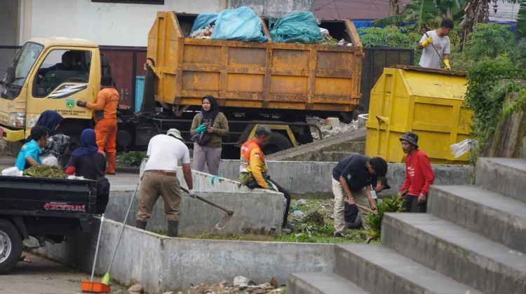 Kolaborasi Jaga Kebersihan, Pemkot Padang Panjang Goro di Pasar Pusat