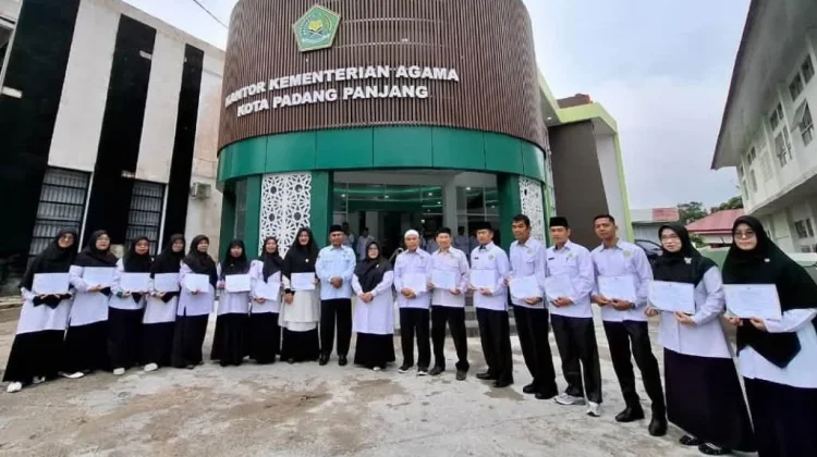 Kakan Kemenag Padang Panjang Serahkan Penghargaan ke 20 ASN