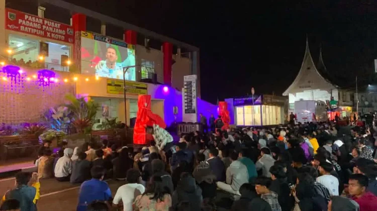 Warga Padati Nobar Final Piala Dunia 2026 di Pasar Pusat Padang Panjang