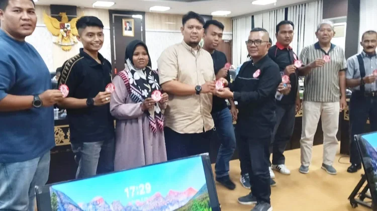 Rakor Lemkari Sumbar Serahkan Lambang Simbolis ke Daerah