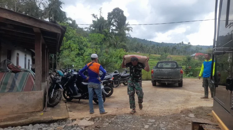 Satgas TMMD Bersama Warga Angkut Material Sejauh 1.600 Meter