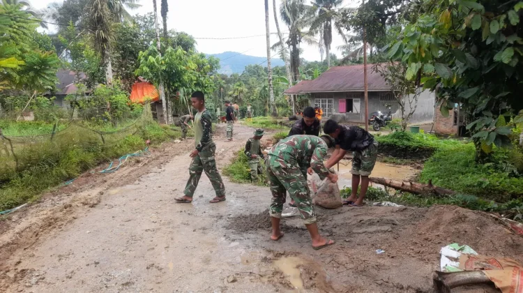 Satgas TMMD Kodim 0304/Agam Pasang Pengedaman Jalan Bersama Warga
