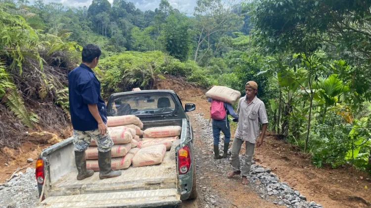 Satgas TMMD Kodim 0304/Agam Lansir Material ke Lokasi Pengecoran Bersama Warga