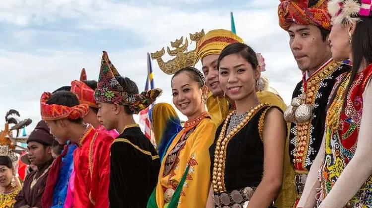 Mengapa Anak Muda Mulai Kembali Bangga dengan Budaya Lokal?