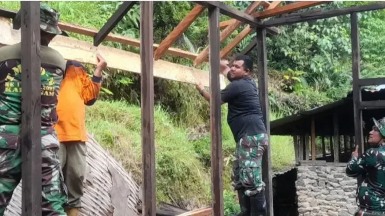 TMMD Ke-129 Kodim 0304/Agam Kebut Rehabilitasi Rumah Munawarsah di Palupuh