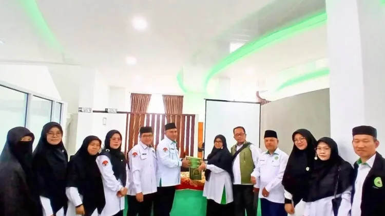 Kemenag Padang Panjang Serahkan 10 Mushaf Al-Qur'an untuk KWT