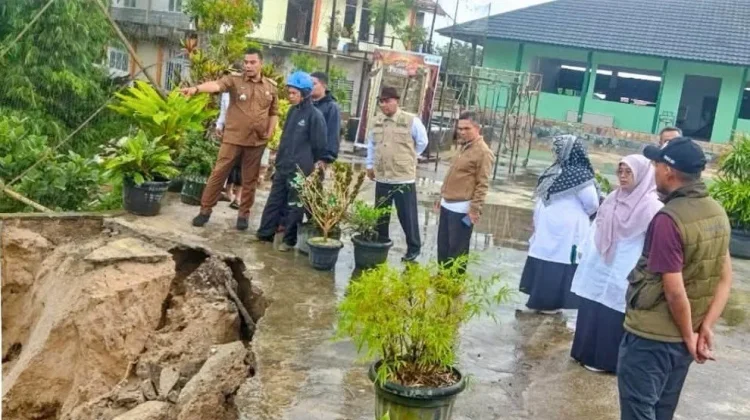 Hujan Deras Picu Longsor di MAN 3 Padang Panjang, Kankemenag Tinjau Lokasi