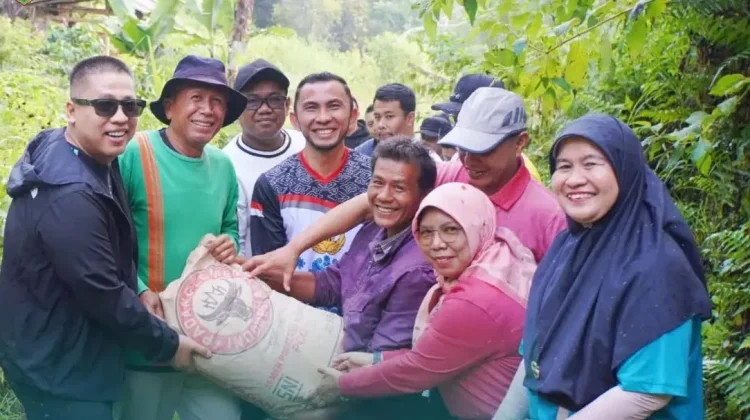 Pemkot Padang Panjang Gelar Jalan Sehat dan Serahkan Semen ke Pokdarwis Manyolok