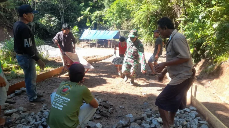 Satgas TMMD Kodim 0304/Agam Gotong Royong Sebar Material Bersama Warga