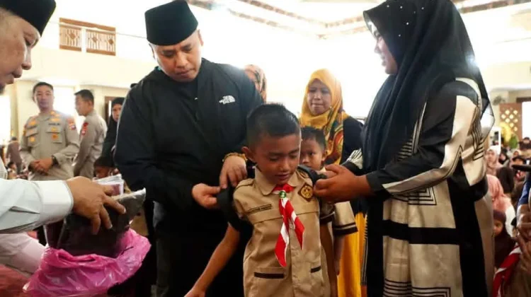 Wako Hendri Serahkan 597 Paket Seragam Gratis ke Siswa Baru Padang Panjang