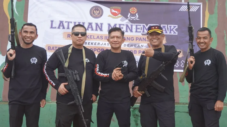 Kakanwil Ditjenpas Sumbar Ikuti Latihan Menembak Bersama Satbrimob