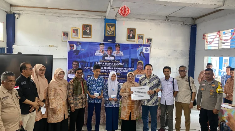 Irman Gusman Salurkan PIP kepada 1.035 Siswa Padang