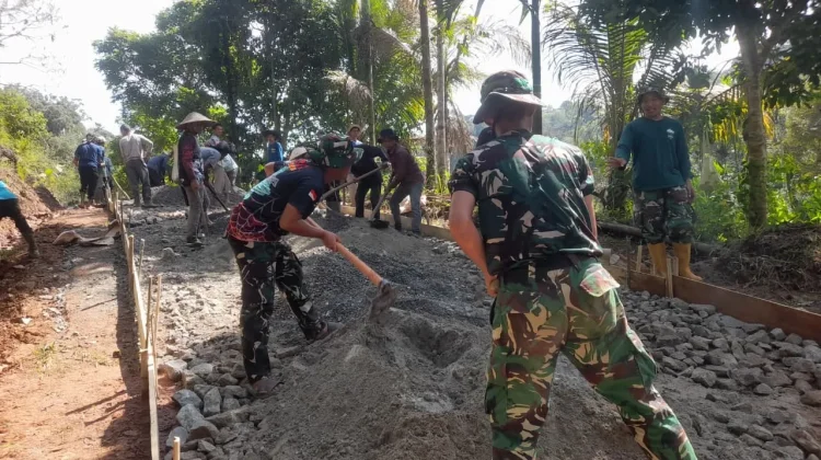 TMMD Ke-129 Kodim 0304/Agam Percepat Pengecoran Jalan Palupuah Bersama Masyarakat