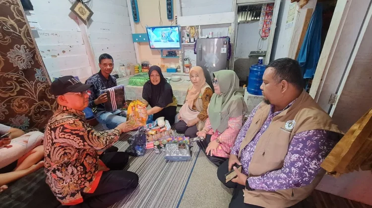 Dinsos Padang Panjang Salurkan Bansos Respons Kasus ke Warga Kampung Manggis