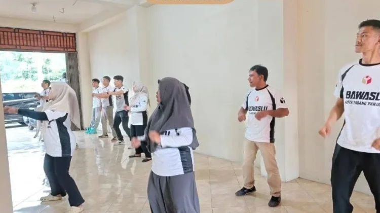 Gelar Senam Bersama, Bawaslu Padang Panjang Jalankan Program "Jumat Sehati"