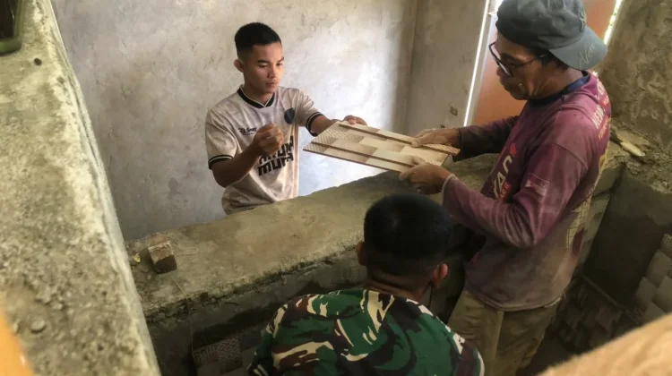Satgas TMMD 129 Kodim 0304/Agam Percepat Pasang Keramik MCK Mushola Nurhidayah