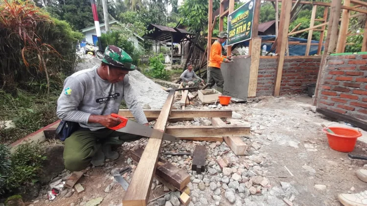 Satgas TMMD Bersama Warga Lanjutkan Rehab RTLH Palupuh Berkelanjutan